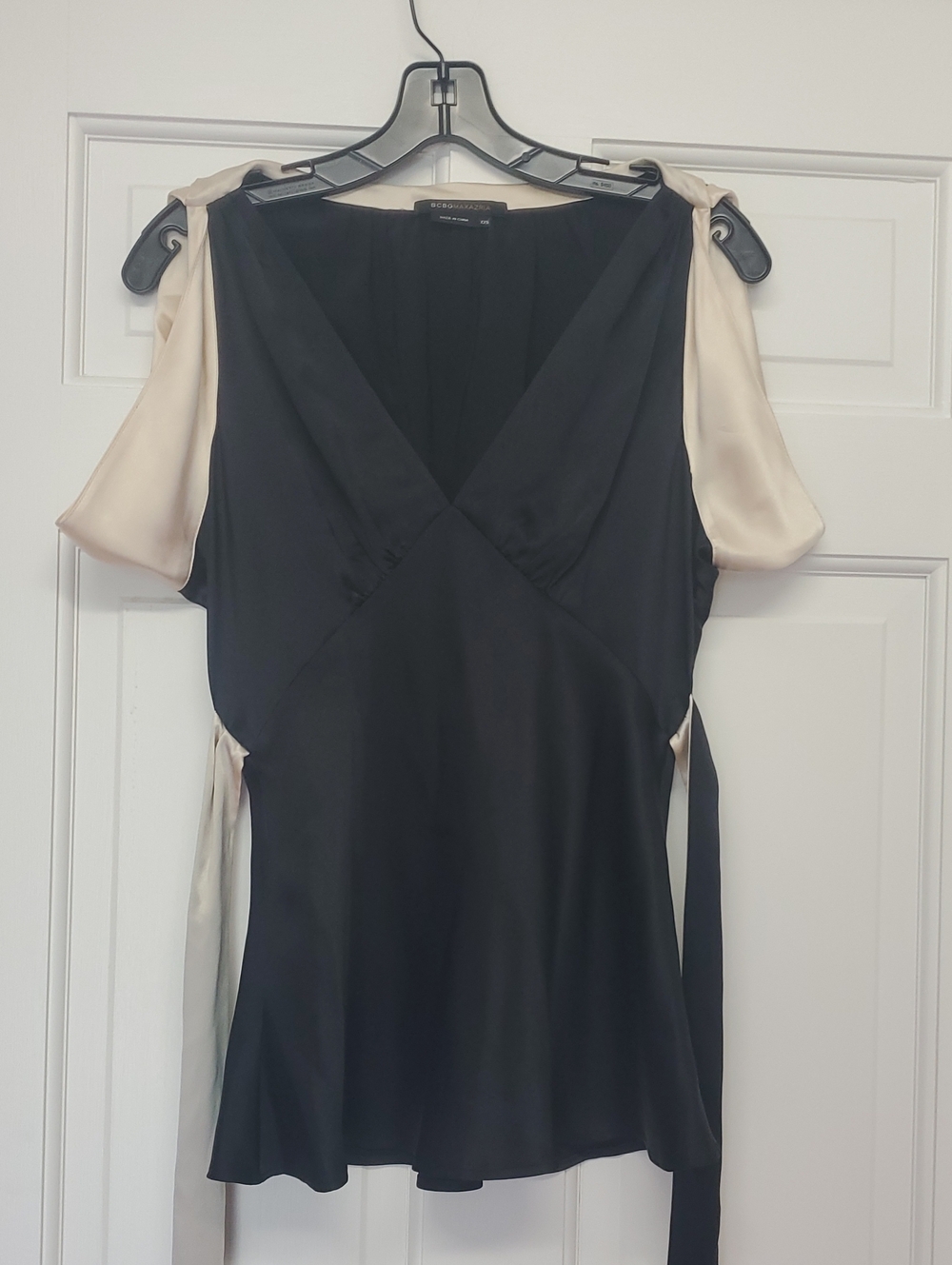 BCBGMaxAzria 100% Silk Black Top with Cream Shoulder Accents XXS